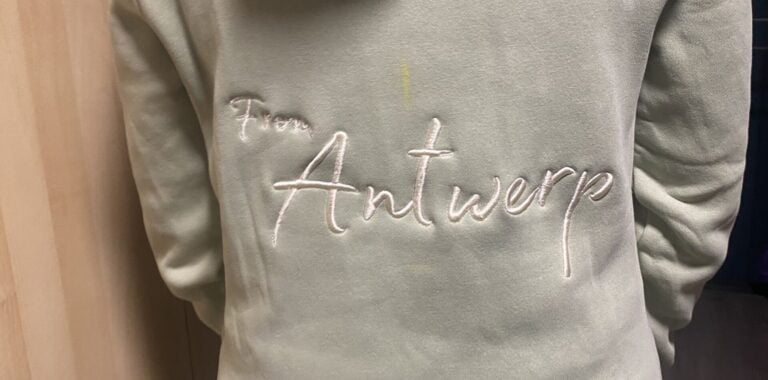 Sweater met de geborduurde tekst From Antwerp in wit garen