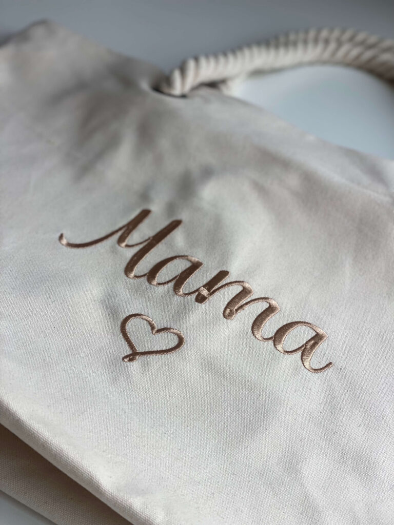 Canvas tas met het woord Mama en een hartje, in script geborduurd