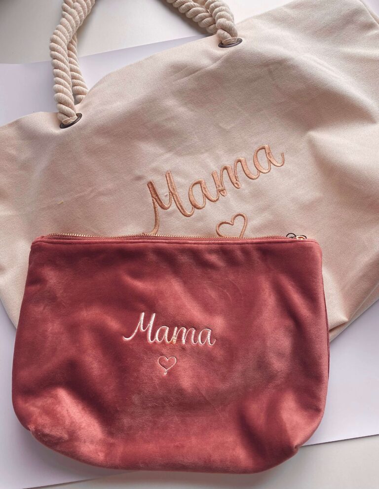 Canvas strandtas en oudroze velvet tasje met het woord Mama geborduurd