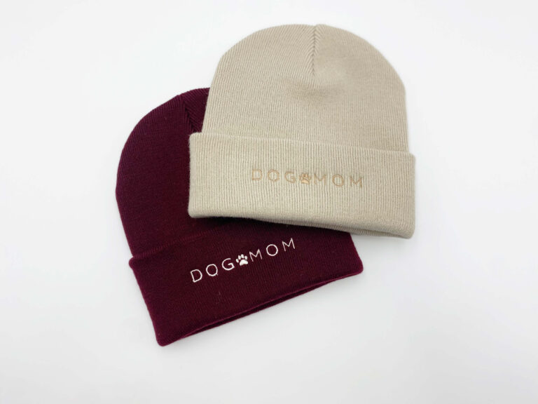 Bordeaux en beige muts met het geborduurde woord DOGMOM