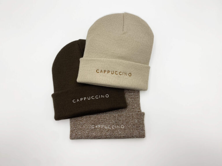 Bruine en beige muts met het geborduurde woord Cappuccino