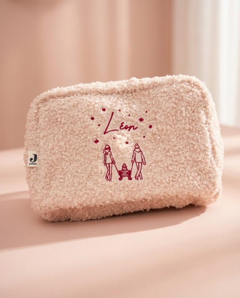 Roze teddy toilettasje met de naam Léon en een gezinstekening in rood garen