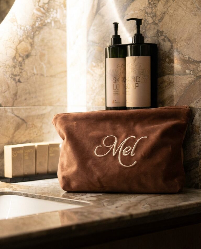 Bruin velours toilettasje met de naam Mel in wit script geborduurd